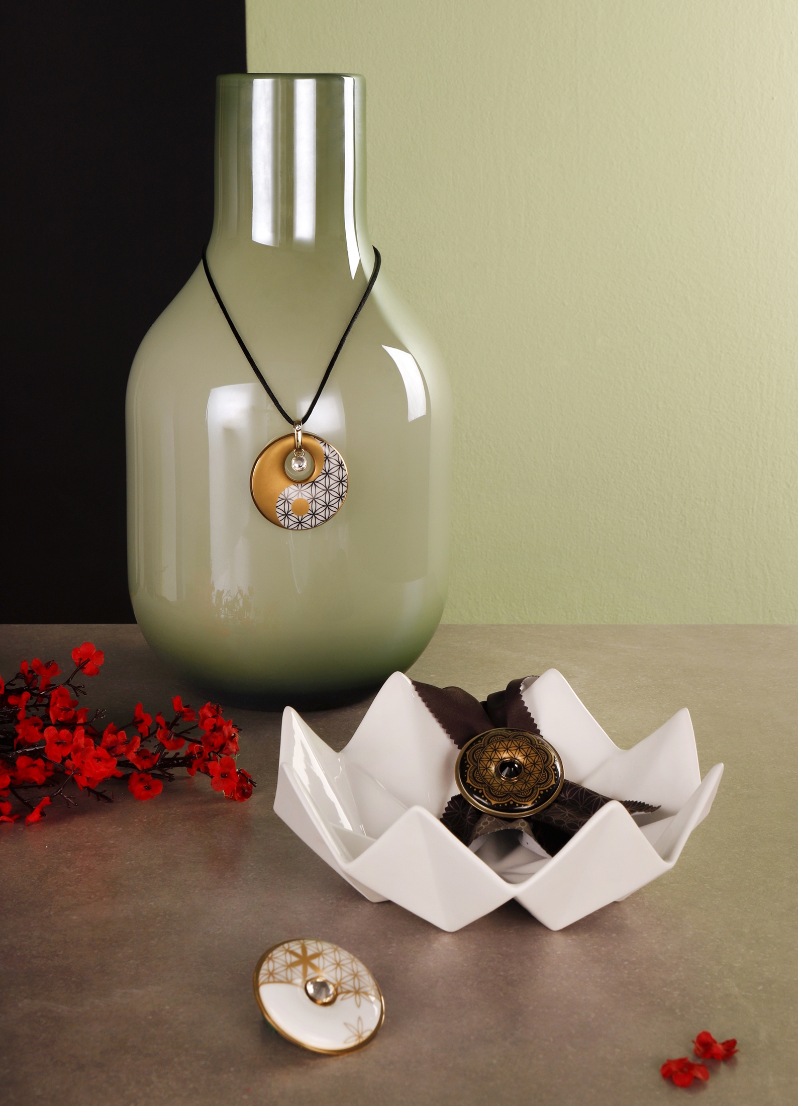 Goebel - Blume des Lebens - Lotus - Brosche schwarz-gold