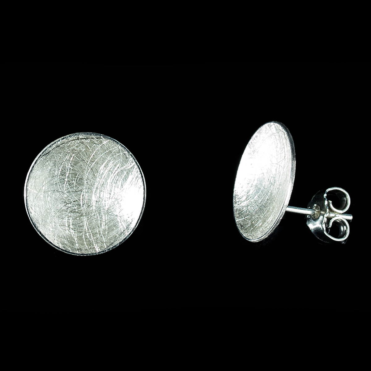Ohrstecker runde Platten, eismatt-graviert-silber Ø 15 mm