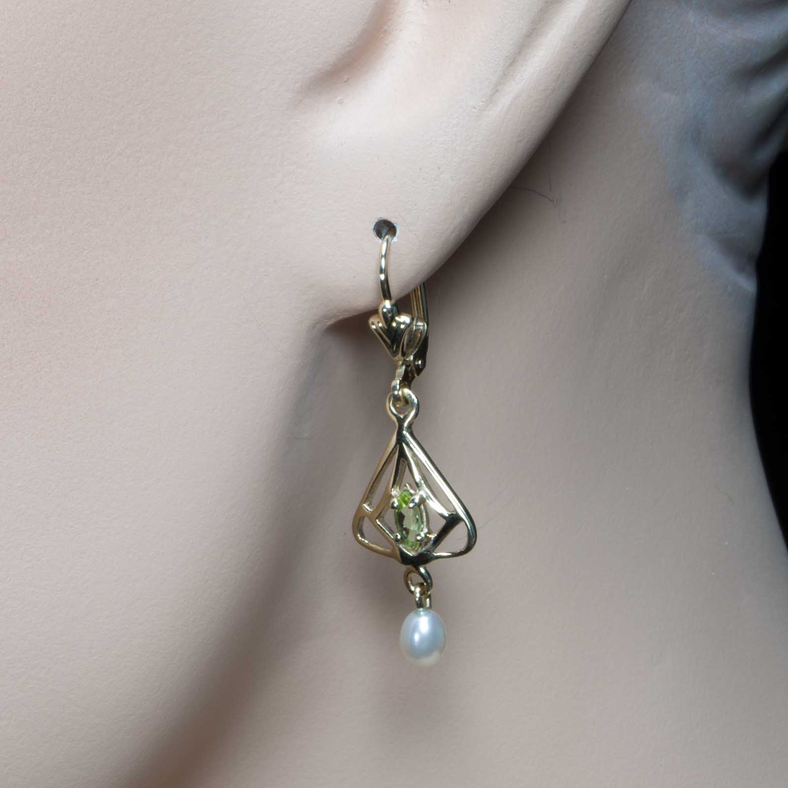 Jugendstil Ohrschmuck -Petite Joyau- Ohrhänger Peridot u. Perlen vergoldet